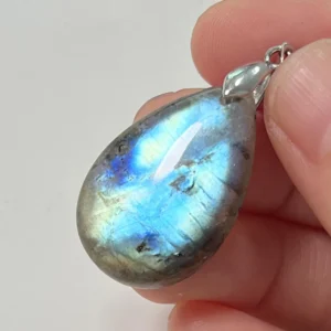 Pendentif en pierre naturelle de labradorite de forme irrégulière.