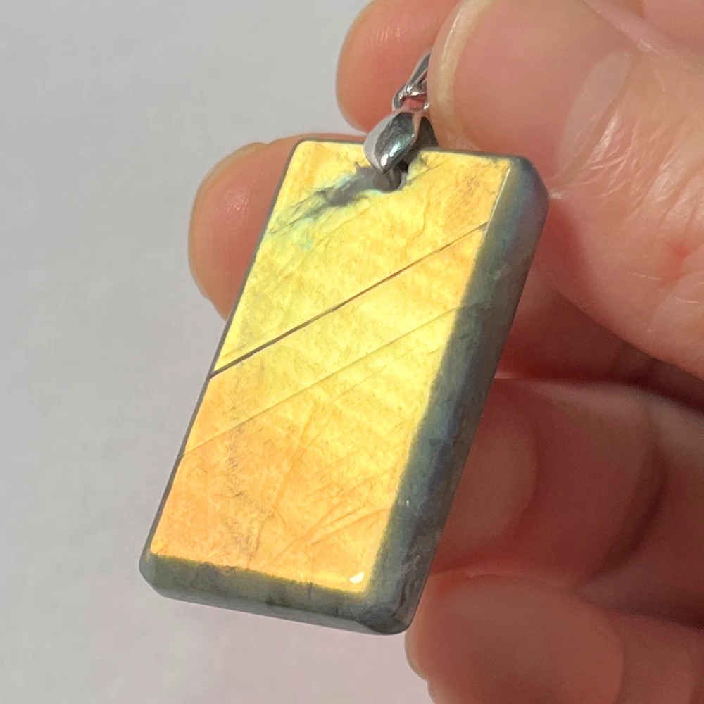 Pendentif en pierre naturelle de labradorite de forme irrégulière. – Image 2