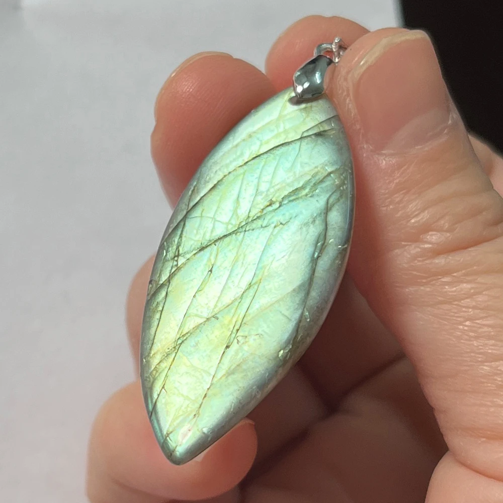 Pendentif en pierre naturelle de labradorite de forme irrégulière.