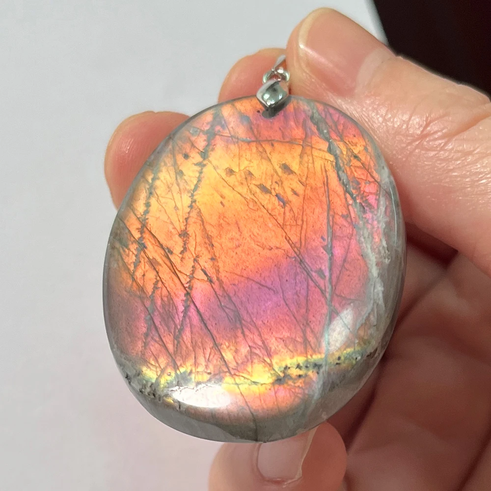 Pendentif en pierre naturelle de labradorite de forme irrégulière. – Image 3
